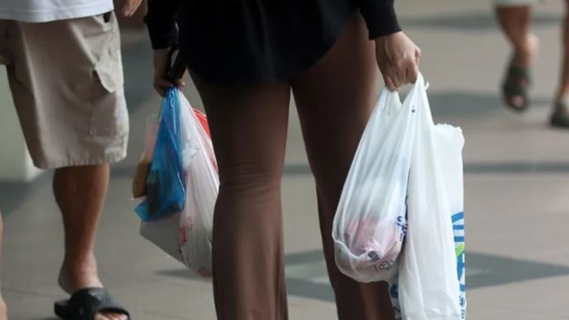 Kedai runcit, serbaneka keberatan ikut jejak langkah pasar raya kenakan bayaran bagi beg plastik Kedai runcit, serbaneka keberatan ikut jejak langkah pasar raya kenakan bayaran bagi beg plastik