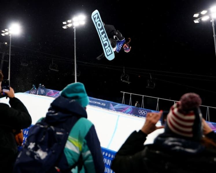 Snowboarding-South Korea's Choi upsets Kim to claim women's halfpipe gold