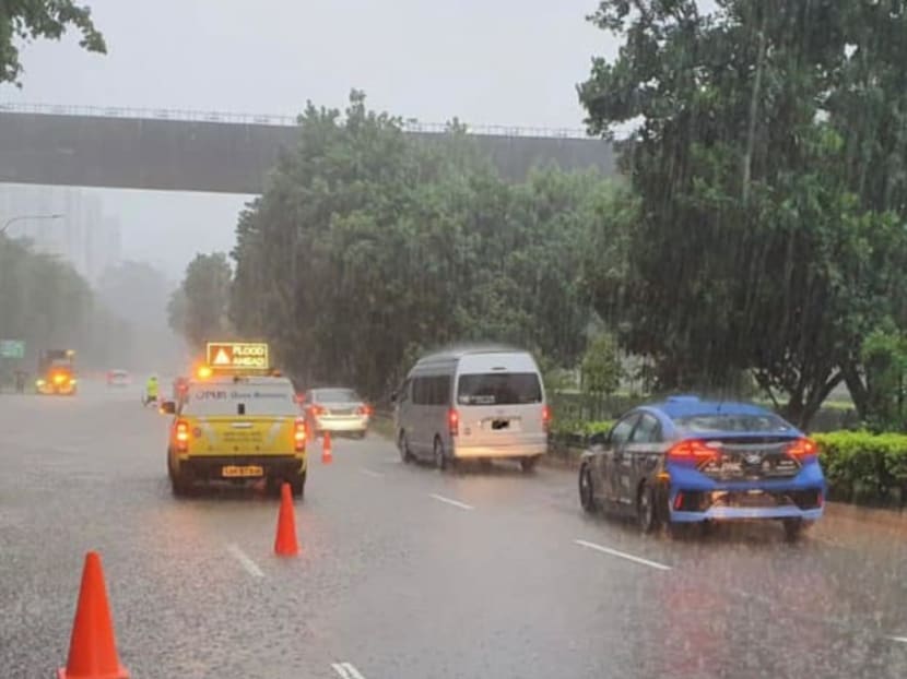 PUB’s Quick Response Teams were deployed to render assistance to motorists and direct the traffic at the affected locations after flash floods occurred at Punggol Way and the Kallang-Paya Lebar Expressway. PUB’s Quick Response Teams were deployed to render assistance to motorists and direct the traffic at the affected locations after flash floods occurred at Punggol Way and the Kallang-Paya Lebar Expressway.