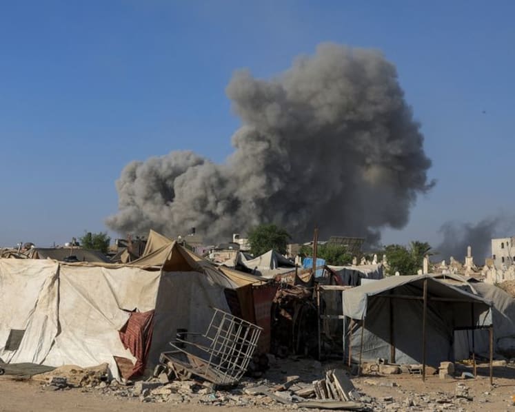 Israel pounds Gaza City suburbs, vows to press on with offensive