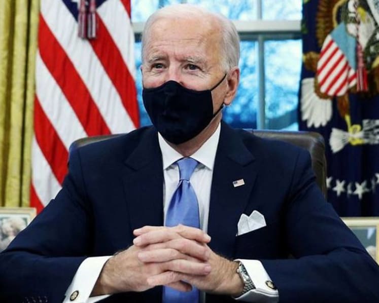 Biden, in first call with Putin, presses on Navalny, treaty
