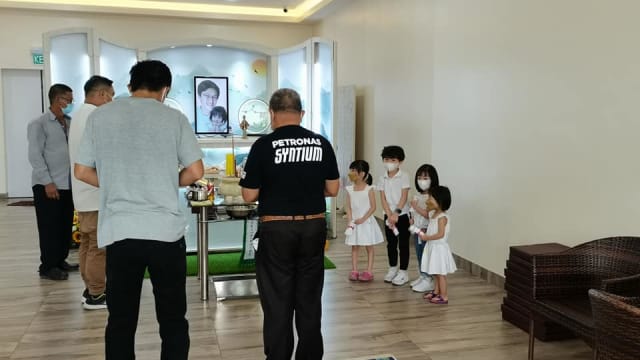 勿洛火患丧命两父女今早马国家乡出殡 亲友哀送最后一程