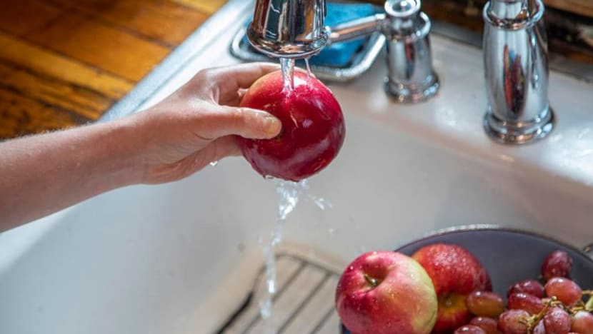Mengapa penting untuk cuci buah-buahan dan sayuran sebelum makan; adakah perlu sabun khas? Mengapa penting untuk cuci buah-buahan dan sayuran sebelum makan; adakah perlu sabun khas?
