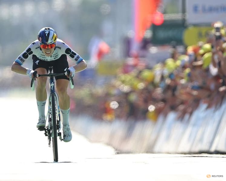 Vollering snatches overall lead in Tour de France Femmes with dramatic stage eight win