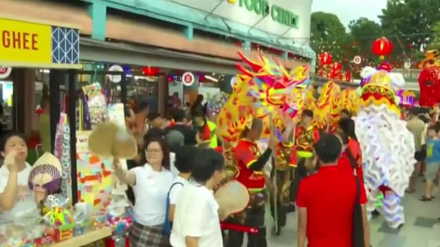 妆艺大游行邻里活动上李资政透露 国人能期待在预算案听到好消息
