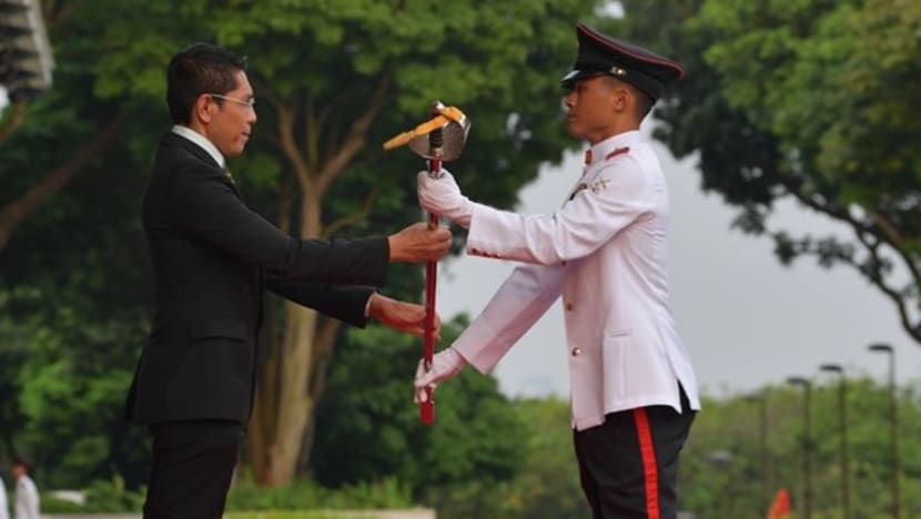 2LT Ashruff Muhammed Ibrahim dianugerah Pedang Kehormat SAF