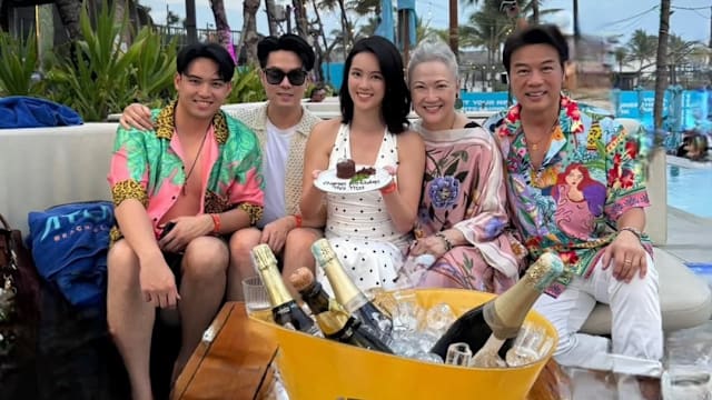 郑颖峇厘岛欢庆30岁生日，郑各评亲情告白父爱满溢