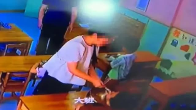 强迫学生吃呕吐物 沈阳幼儿园老师被革职