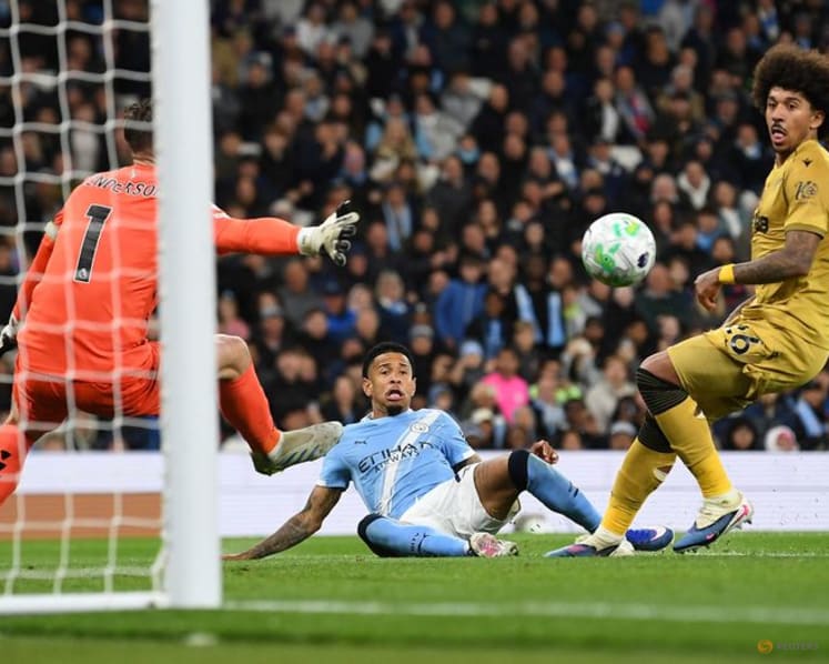 City slice Arsenal's league lead to two points with 3-0 win over Palace