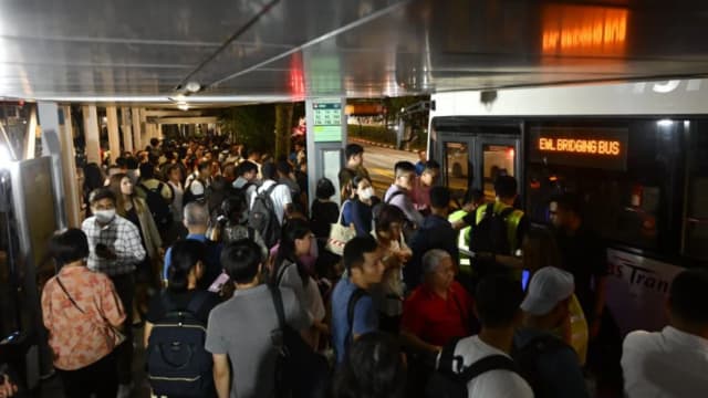 当局调配更多接驳巴士 载送受东西线故障影响的乘客