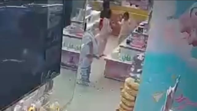  马国孩童店铺内排便 父母未清理直接离开引众怒