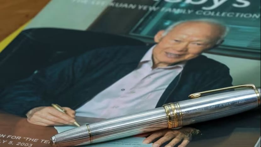 Pen milik mendiang Lee Kuan Yew dilelong; bidaan tertinggi cecah S$41,000