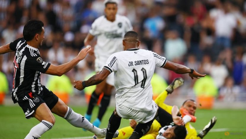 10-man Botafogo beat Atletico Mineiro 3-1 to win first Copa Libertadores title