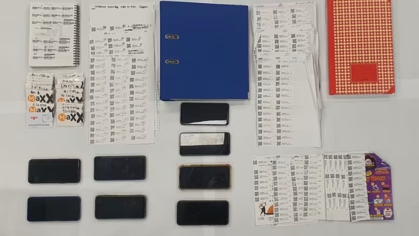 3 kedai telefon bimbit diserbu, 10 orang disiasat kerana daftar kad SIM palsu 3 kedai telefon bimbit diserbu, 10 orang disiasat kerana daftar kad SIM palsu