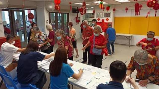 狮子乐龄之友协会发红包  300多名乐龄人士冒雨出席