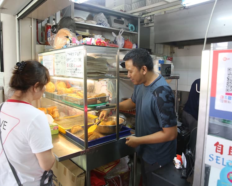 Singaporeans show support for Yishun theft victims, driving their curry puff sales up