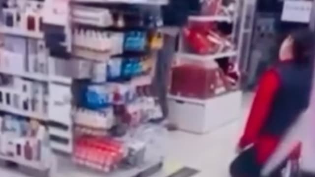 劝孩童别乱跑 韩国女店员被怒骂当场下跪道歉