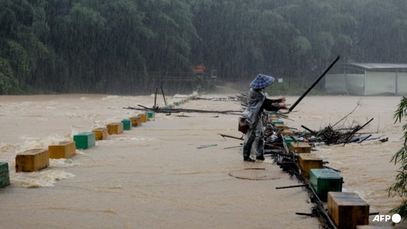 Xi calls for all-out flood rescue effort as storms pound southern China Xi calls for all-out flood rescue effort as storms pound southern China