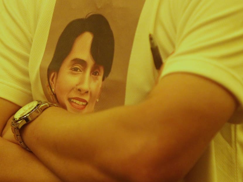 Suu Kyi urges those overseas to contribute knowledge back home