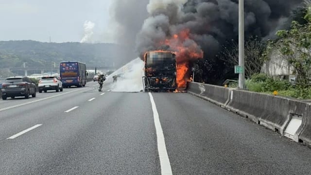 台湾旅行巴士行驶中起火 造成三人受伤