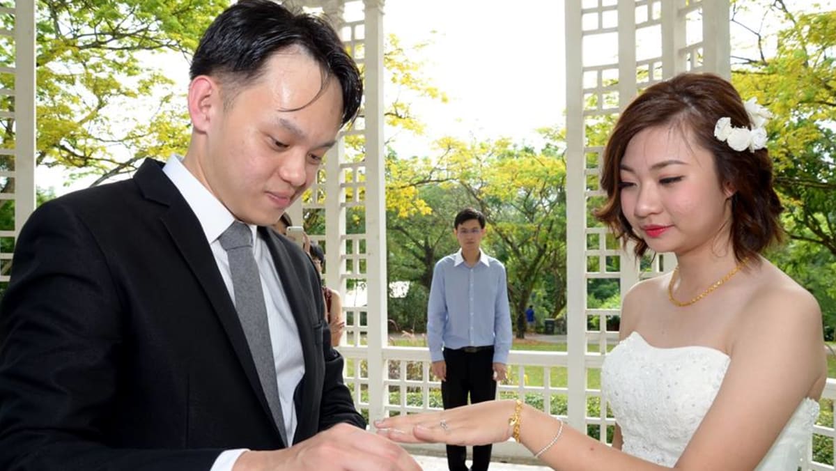 After online infamy wedding photographer apologises for terrible
