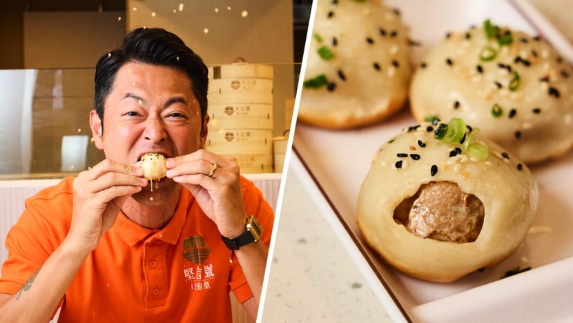 Ex-HK Singer Sells Pan-Fried Pork Buns So Juicy, They Squirt Soup On Customers & Walls 