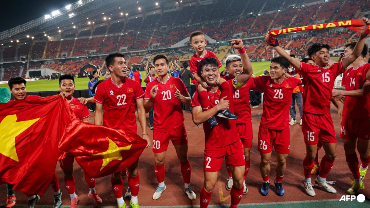 Late goals earn Vietnam Asean Championship win over 10-man Thais Late goals earn Vietnam Asean Championship win over 10-man Thais