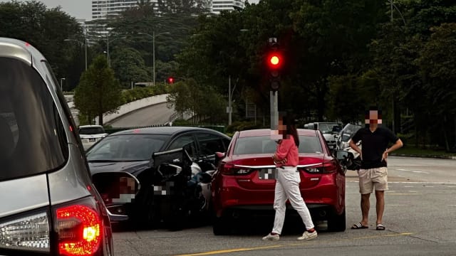 纬壹一带发生车祸 两车双面“夹”摩托车