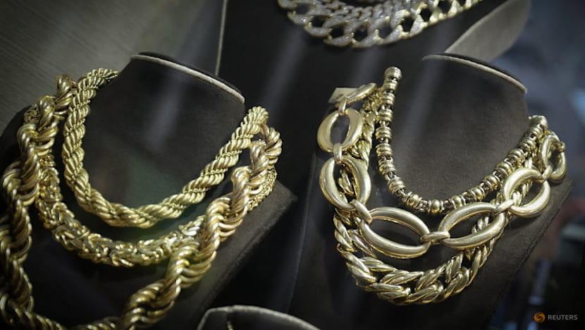 Gold, silver extend fall as CME margin hikes compound sharp selloff