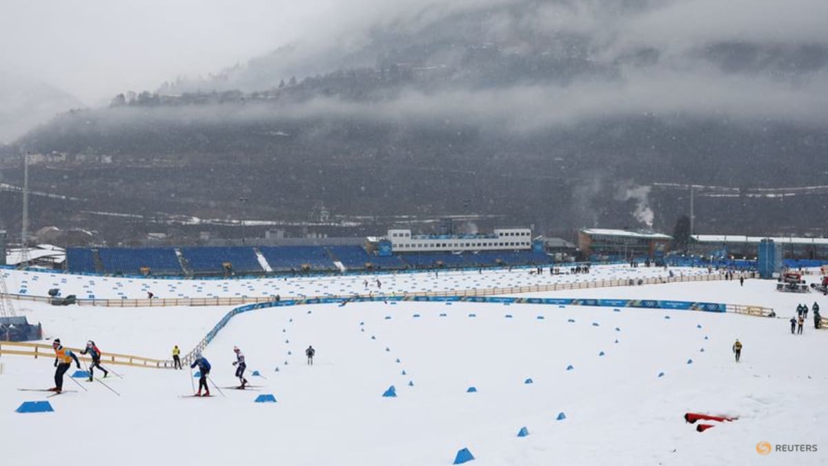 Crosscountry-Skiers escape brutal race hills for leisurely laps of local trail
