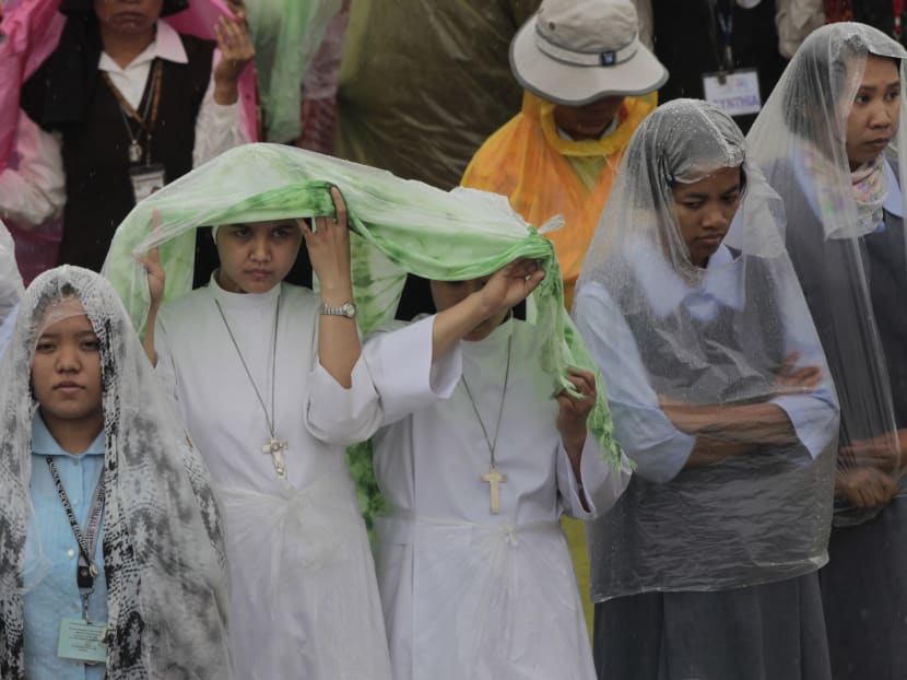 Record 6 million turn out for pope’s final day in Manila