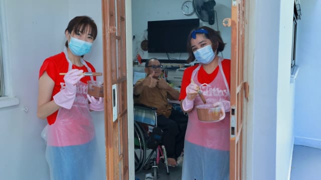 两所医院150名职员为18户弱势家庭大扫除