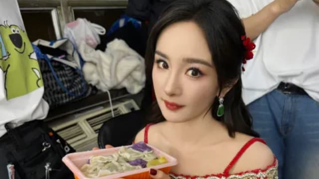 伞下的世界，很冷？杨幂任助理淋雨被骂耍大牌
