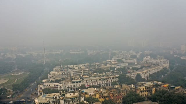 空气污染引发的雾霾情况恶化 印度新德里学校被迫改为线上授课