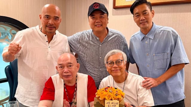 《少林足球》台前幕后重聚，为“大师兄”黄一飞庆84岁生日！周星驰缺席原因曝光