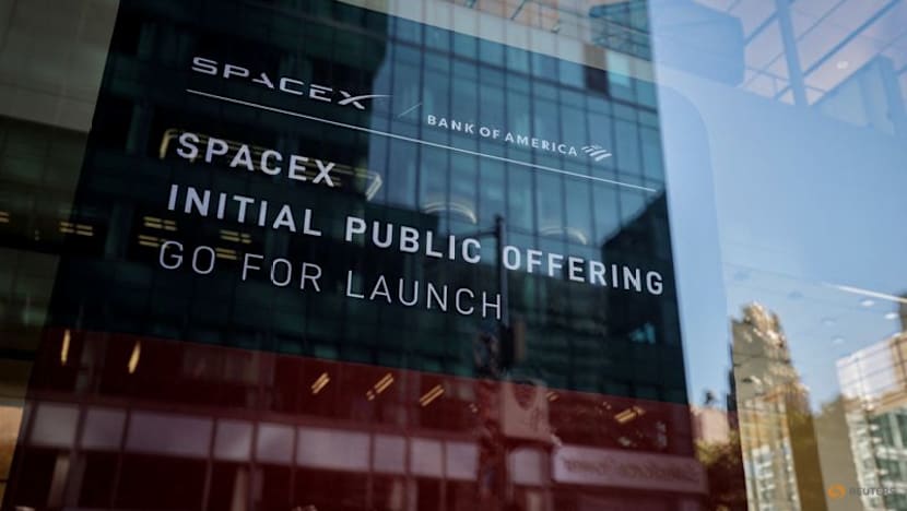 Exclusive-SpaceX tells banks it won't move its $135-a-share IPO price