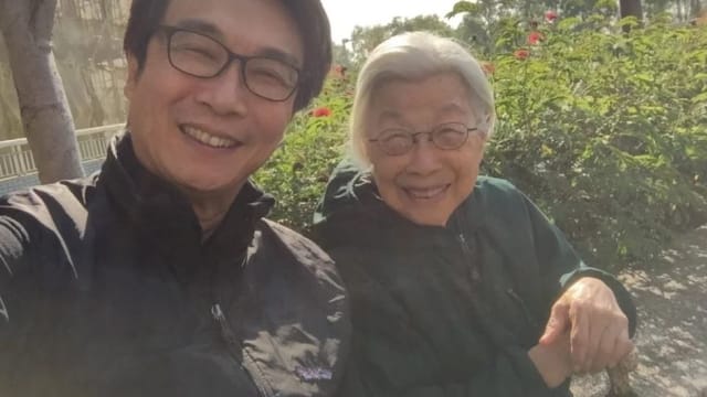 从患上认知障碍的妈妈身上学会爱　刘松仁：过程非常痛苦