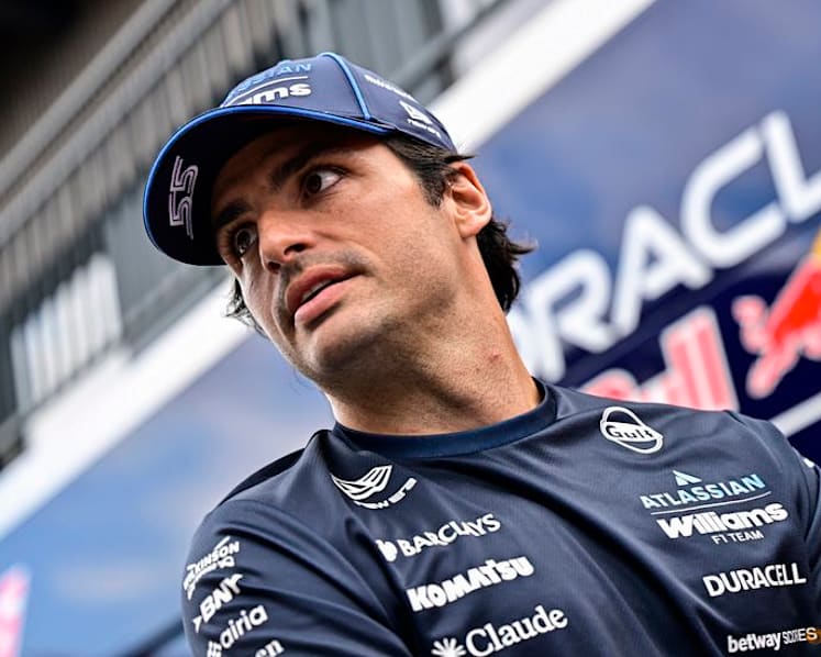 Sainz commits future to Williams with new multi-year deal