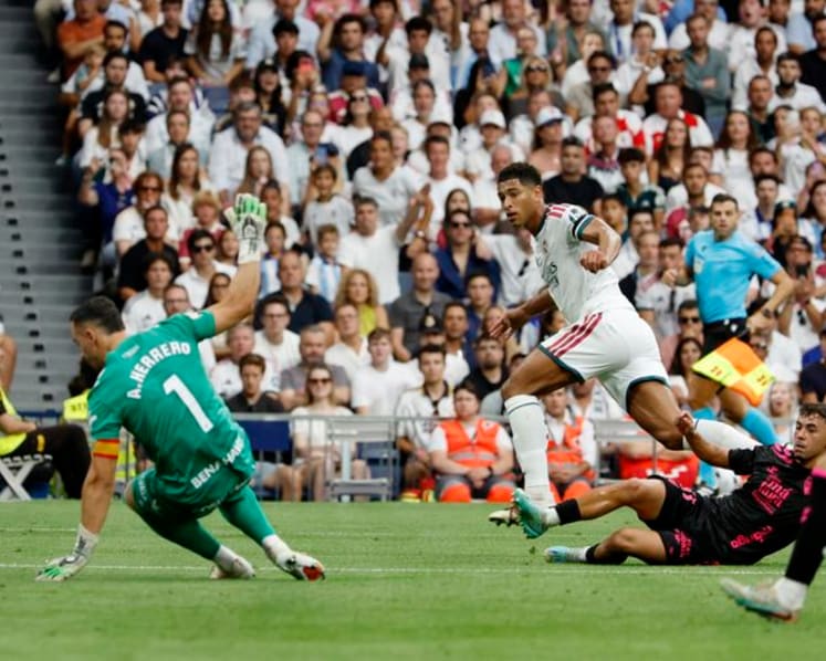Real Madrid cruise past Malaga 4-0 to maintain perfect start