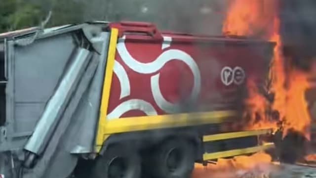 BKE快速公路垃圾车起火 滚滚黑烟冲天