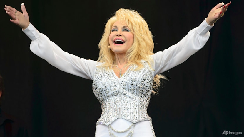 Dolly Parton to get new Hollywood star after vandalism