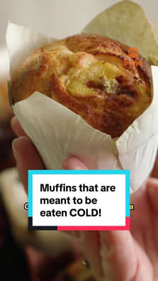 Husband-and-wife hawkers Christopher and Christina offer a very unusual treat — muffins that are meant to be eaten cold! The couple came up with their own special muffin recipe to ensure it still tastes good at fridge temp 😱 #8dayseathawker #8dayseat #muffin #dessert