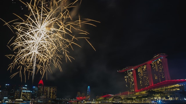 图集】狮城夜空烟火绽放全民一起跨年倒数- 8world