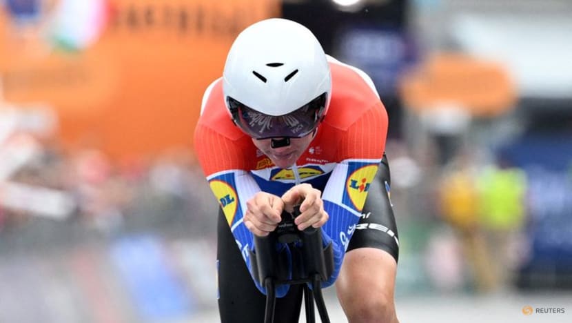 Hoole wins Giro time trial, Ayuso and Roglic close on Del Toro Hoole wins Giro time trial, Ayuso and Roglic close on Del Toro