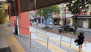 Penduduk bimbang jubin taktil di estet HDB licin, roda mudah tersangkut