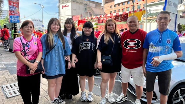 受伤仍坚持参与 柔佛古庙游神见证世代传承