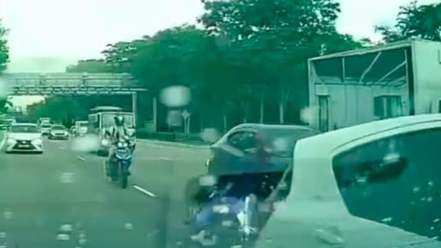 前方车突换车道闪不及 AYE多车追尾一人送院