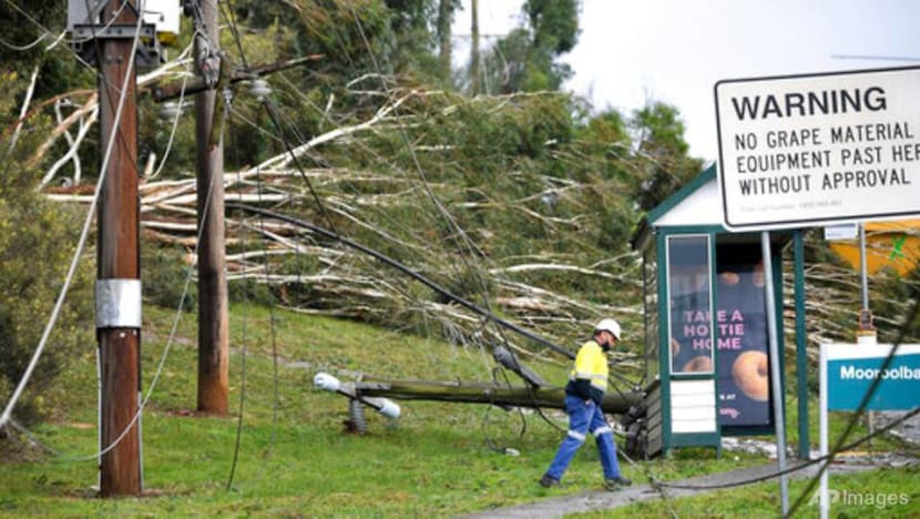 Wild wind and flooding rain lash southeast Australian state