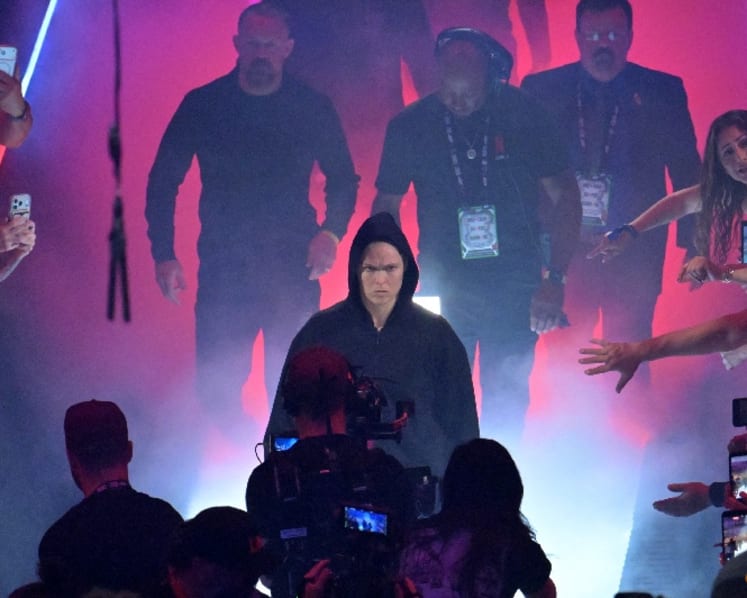 Rousey rolls back the clock to submit Carano in 17 seconds