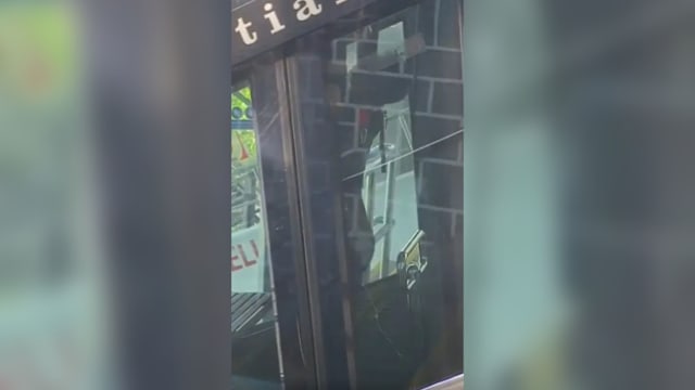 把升旗山缆车当健身房 马国男子车厢内做引体向上